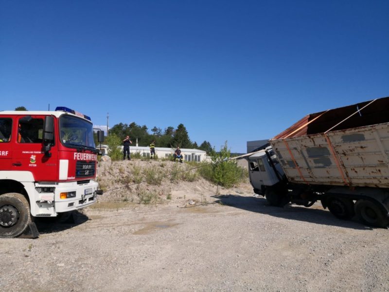 LKW Aufrichten | Freiwillige Feuerwehr Pitten